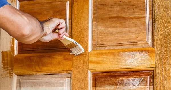 Как покрыть лаком деревянные двери