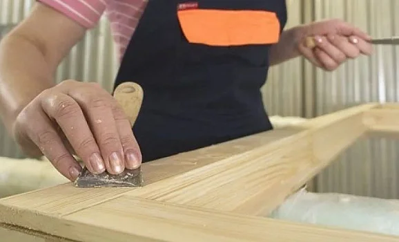 Шпатлевка по дереву: виды, способы нанесения
