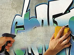 Антиграффити краски: как защитить фасады и заборы от вандализма