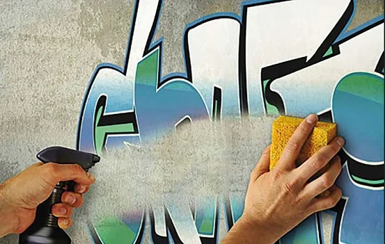 Антиграффити краски: как защитить фасады и заборы от вандализма