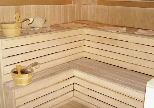 Чем обработать полки в бане